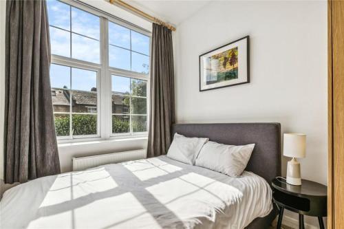 Charming 1 bedroom flat with parking in Brentford - Tap to explore photos