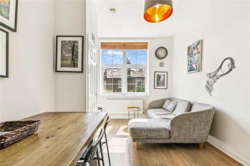 Charming 1 bedroom flat with parking in Brentford - Tap to explore photos