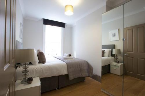 Fitzrovia - New Cavendish Viridian apartment - Tap to explore photos