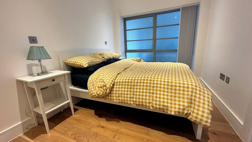 Modern & Stylish 1 Bedroom Flat - Tap to explore photos