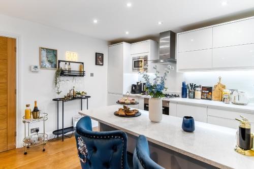 Livestay-Modern Three Bedroom Apt with Balcony in Bermondsey - Tap to explore photos
