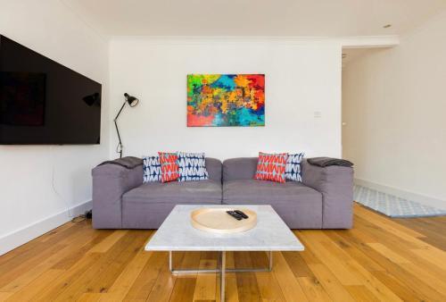 Cool, Quiet Notting Hill 2 BED APT - Tap to explore photos