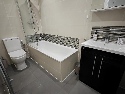 New! Lovely 2 Bed Serviced Apartment with free parking - Tap to explore photos