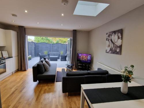 New! Lovely 2 Bed Serviced Apartment with free parking - Tap to explore photos