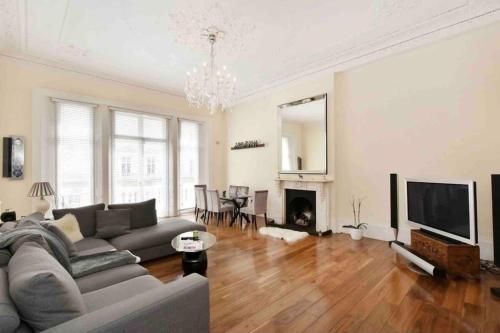 Stunning Grand 2 bed, 2 bath apartment, - Tap to explore photos