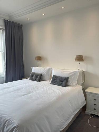 Stunning Grand 2 bed, 2 bath apartment, with aircon
