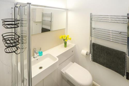 Cosy Kensington flat, 2 min to tube - Tap to explore photos