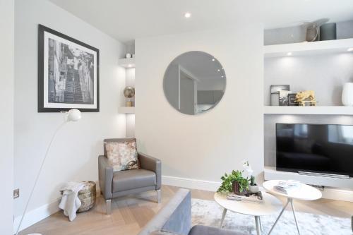 Contemporary Open Plan in Trendy Notting Hill - Tap to explore photos