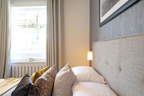 Contemporary Open Plan in Trendy Notting Hill - Tap to explore photos