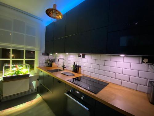 Centrally Located London Apartment - Tap to explore photos