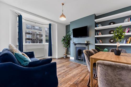 Leafy Oasis Wandsworth Chic Pad - Tap to explore photos
