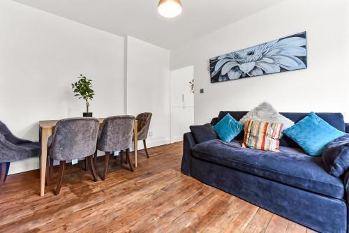 Leafy Oasis Wandsworth Chic Pad - Tap to explore photos