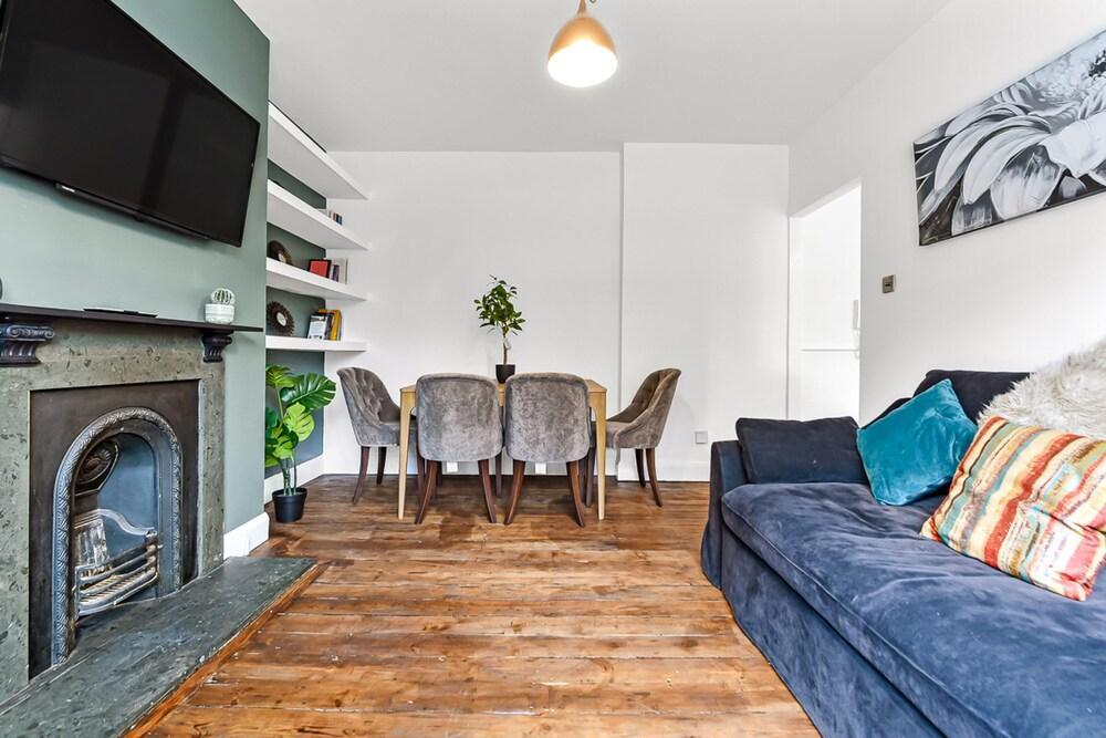 Leafy Oasis: Wandsworth Chic Pad - Tap to explore photos