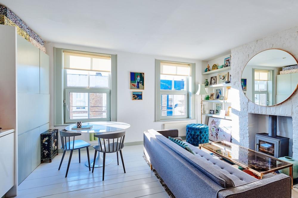 Stylish Notting Hill Photographers Apartment - Tap to explore photos