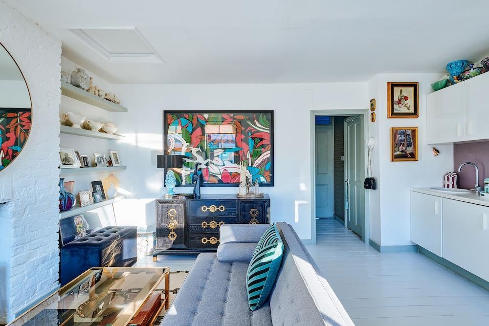 Stylish Notting Hill Photographers Apartment - Tap to explore photos