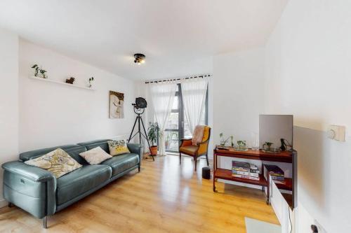 Modernistic 2-bedroom flat in Shadwell - Tap to explore photos