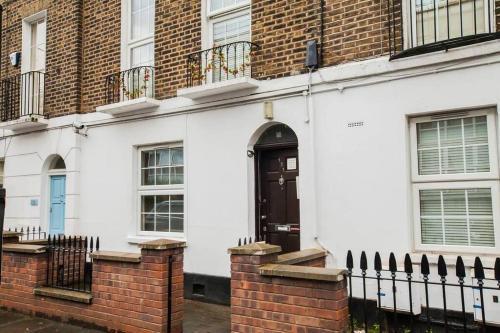 Lovely 2-Bed Flat in London - Tap to explore photos
