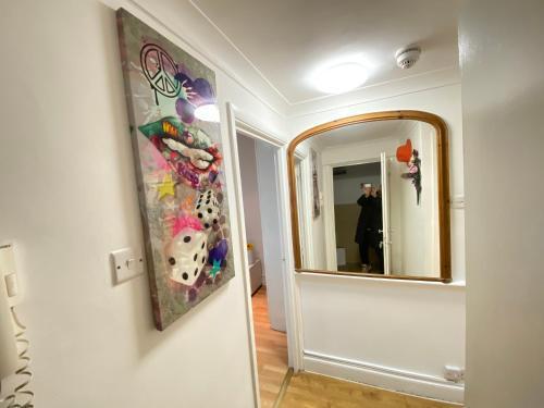Lovely 2-Bed Flat in London - Tap to explore photos