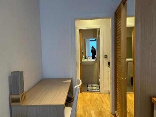 Fully Equipped Studio in Greenwich - 1 min to Station - Tap to explore photos