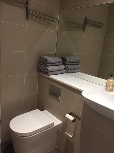 Fully Equipped Studio in Greenwich - 1 min to Station - Tap to explore photos
