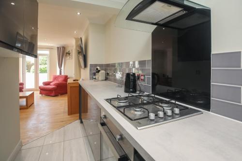 Riverside 2 Bedroom Central Kingston Flat - Tap to explore photos