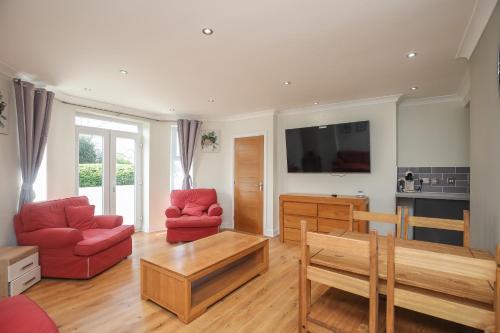 Riverside 2 Bedroom Central Kingston Flat - Tap to explore photos