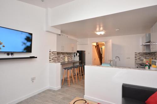 Newly refurbished 3 bedroom house London - Tap to explore photos