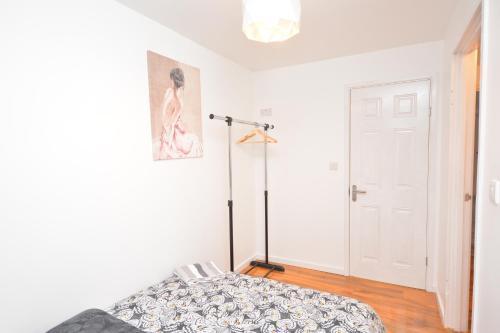 Newly refurbished 3 bedroom house London - Tap to explore photos