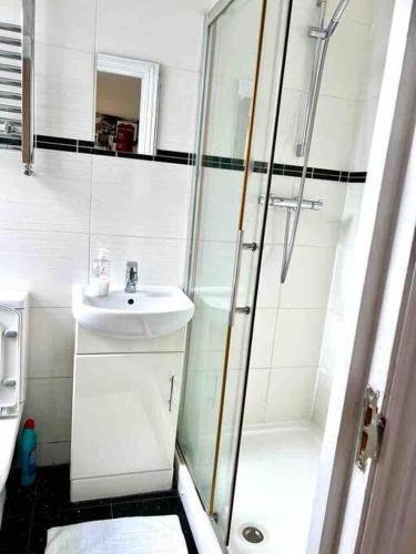 Beautiful One Bedroom flat in central location - Tap to explore photos