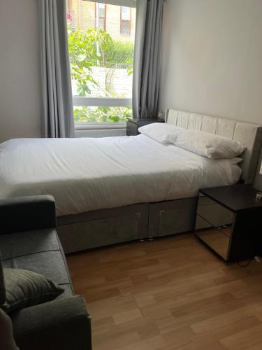 1 bedroom garden flat zone 2