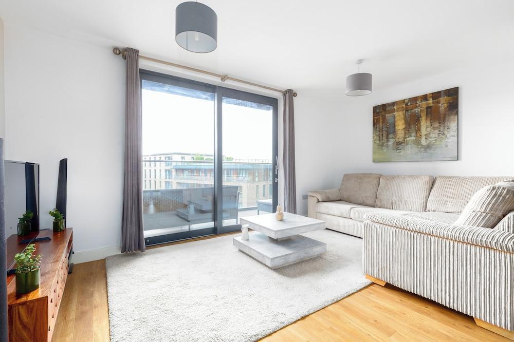Idyllic 2 Bed Flat with Balcony in Canada Water - Tap to explore photos