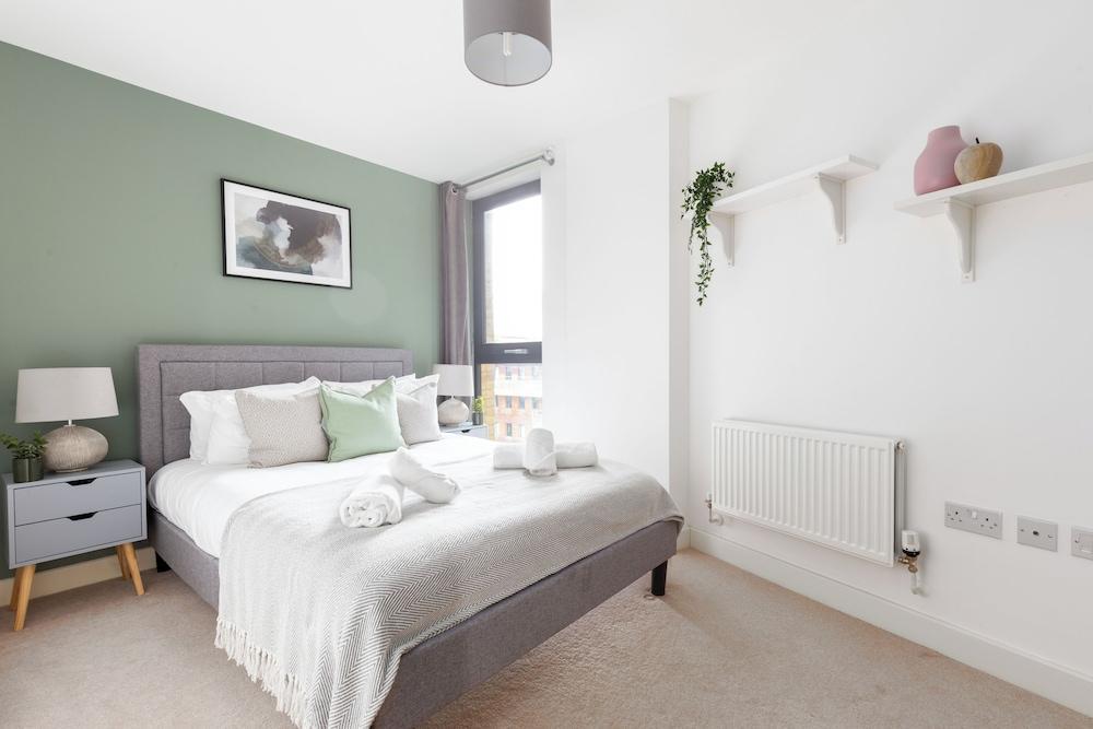 Idyllic 2 Bed Flat with Balcony in Canada Water - Tap to explore photos
