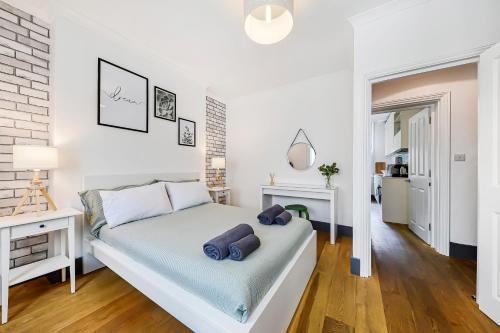 Modern one bedroom in Fitzrovia, Central London - Tap to explore photos