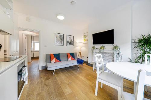 Modern one bedroom in Fitzrovia, Central London - Tap to explore photos