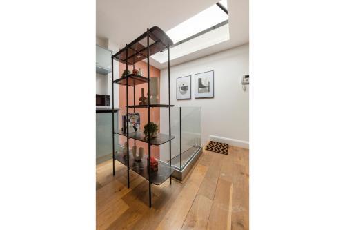 City Chic: Elegant Flat in a Prime Location - Tap to explore photos