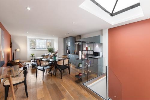 City Chic: Elegant Flat in a Prime Location - Tap to explore photos