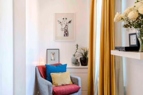 Central Camden Apartment - Tap to explore photos