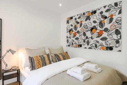 Central Camden Apartment - Tap to explore photos