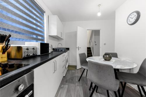 Stylish and Convenient 2BD Flat w/ Outdoor Space
