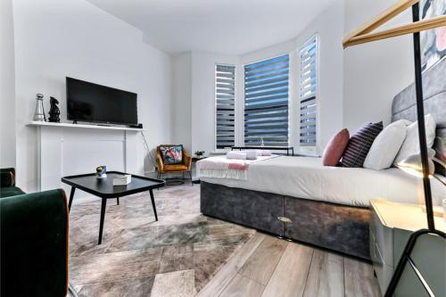 Stylish and Convenient 2BD Flat w/ Outdoor Space - Tap to explore photos