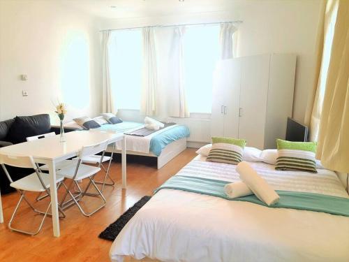 Excellent Studio flat in London - Tap to explore photos