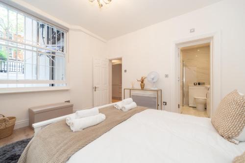 Kensington luxury flat with patio - Tap to explore photos