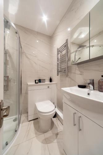 Kensington luxury flat with patio - Tap to explore photos