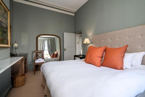 Stunning Flat in Little Venice Opposite the Canal - Tap to explore photos