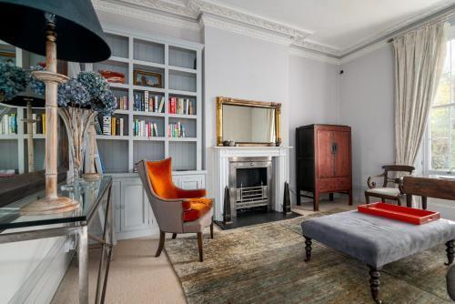 Stunning Flat in Little Venice Opposite the Canal - Tap to explore photos