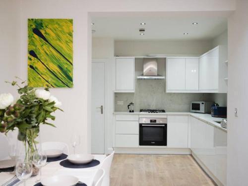 Newly Renovated Modern 4 Bed 3 Bath Apartment London - Tap to explore photos