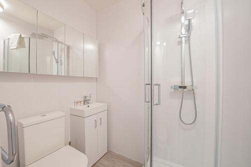 Stylish Elegant Hyde Park Studio Flat - Tap to explore photos