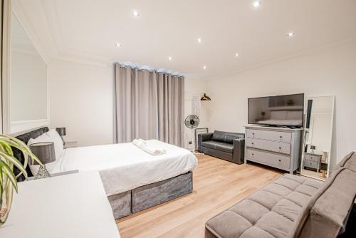 Stylish Elegant Hyde Park Studio Flat - Tap to explore photos