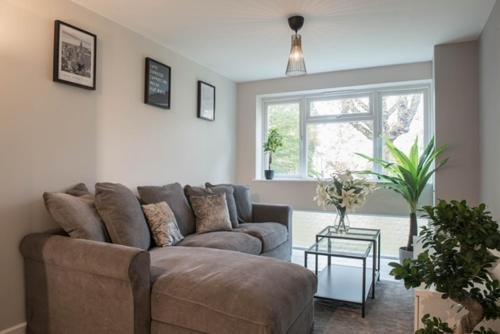 Finchley Contemporary 2 Bed Apartment + Parking - Tap to explore photos