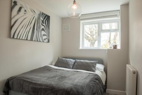 Finchley Contemporary 2 Bed Apartment + Parking - Tap to explore photos